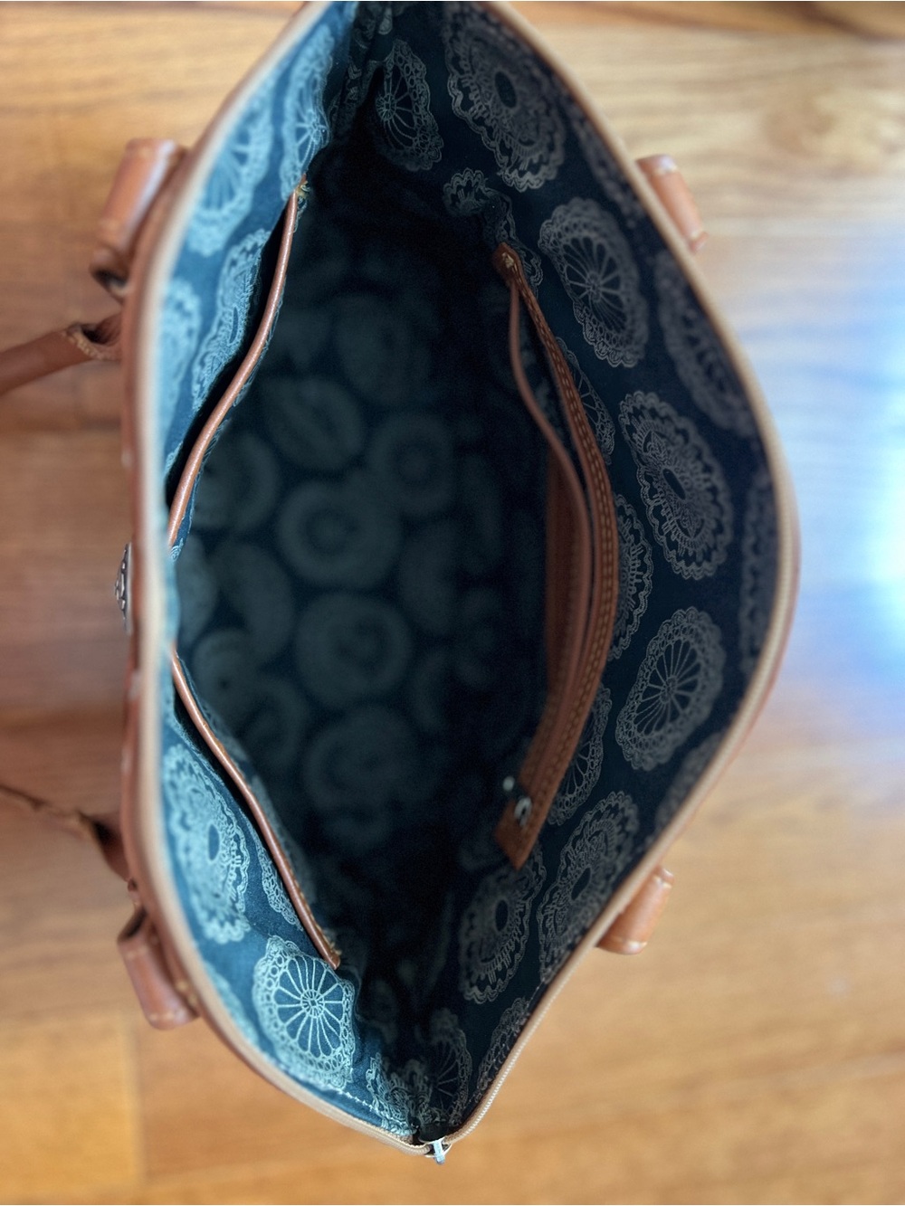 American West Tan Leather Shoulder Bag with Silver Concho - Picture 7 of 9